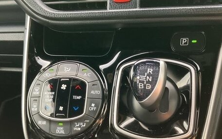 Toyota Voxy III, 2021 год, 2 350 000 рублей, 15 фотография