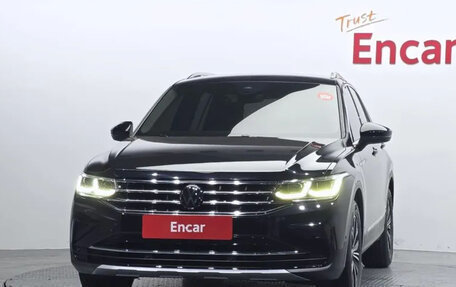 Volkswagen Tiguan II, 2022 год, 2 365 000 рублей, 3 фотография