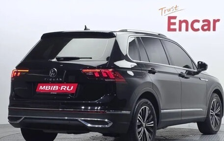 Volkswagen Tiguan II, 2022 год, 2 365 000 рублей, 2 фотография