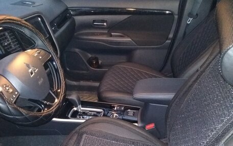 Mitsubishi Outlander III рестайлинг 3, 2019 год, 1 800 000 рублей, 5 фотография