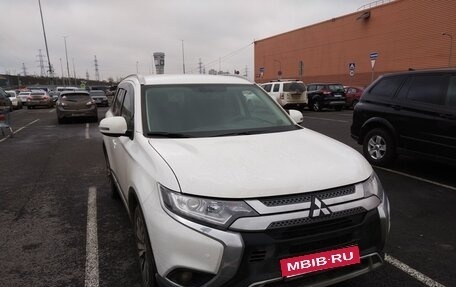 Mitsubishi Outlander III рестайлинг 3, 2019 год, 1 800 000 рублей, 2 фотография