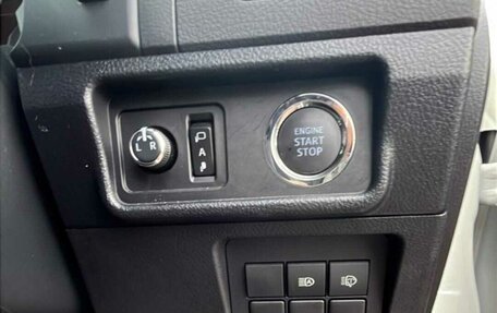 Toyota Land Cruiser Prado 150 рестайлинг 2, 2021 год, 4 700 000 рублей, 7 фотография