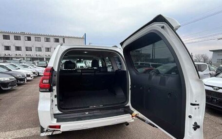 Toyota Land Cruiser Prado 150 рестайлинг 2, 2021 год, 4 700 000 рублей, 8 фотография