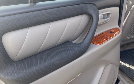 Toyota Land Cruiser 100 рестайлинг 2, 2003 год, 2 500 000 рублей, 6 фотография