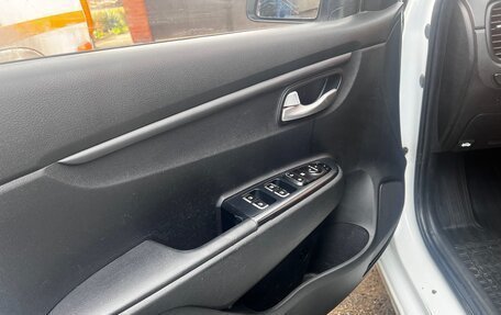 KIA Rio IV, 2017 год, 1 300 000 рублей, 6 фотография