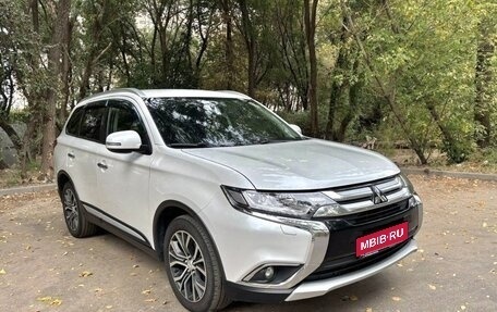 Mitsubishi Outlander III рестайлинг 3, 2015 год, 2 100 000 рублей, 1 фотография