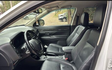 Mitsubishi Outlander III рестайлинг 3, 2015 год, 2 100 000 рублей, 10 фотография