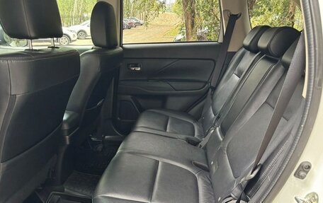 Mitsubishi Outlander III рестайлинг 3, 2015 год, 2 100 000 рублей, 11 фотография