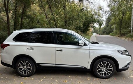 Mitsubishi Outlander III рестайлинг 3, 2015 год, 2 100 000 рублей, 5 фотография