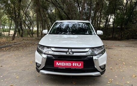 Mitsubishi Outlander III рестайлинг 3, 2015 год, 2 100 000 рублей, 2 фотография