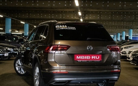 Volkswagen Tiguan II, 2018 год, 2 499 000 рублей, 3 фотография