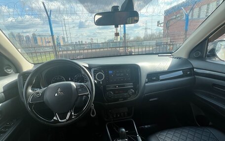 Mitsubishi Outlander III рестайлинг 3, 2018 год, 1 800 000 рублей, 6 фотография