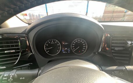 Mitsubishi Outlander III рестайлинг 3, 2018 год, 1 800 000 рублей, 2 фотография