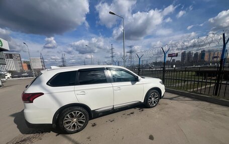 Mitsubishi Outlander III рестайлинг 3, 2018 год, 1 800 000 рублей, 11 фотография