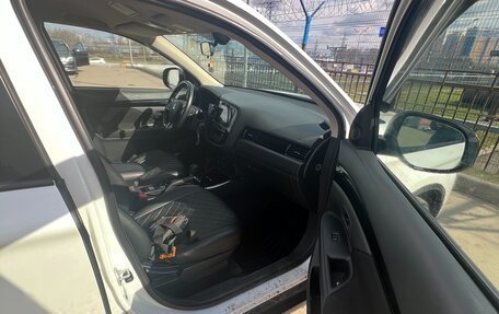 Mitsubishi Outlander III рестайлинг 3, 2018 год, 1 800 000 рублей, 9 фотография