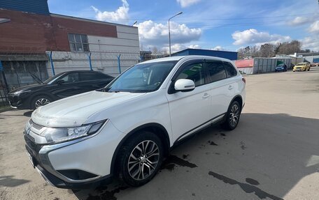 Mitsubishi Outlander III рестайлинг 3, 2018 год, 1 800 000 рублей, 14 фотография