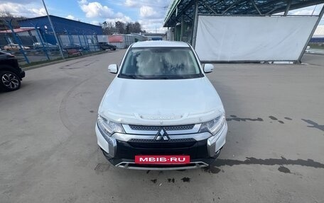 Mitsubishi Outlander III рестайлинг 3, 2018 год, 1 800 000 рублей, 19 фотография
