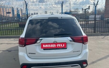 Mitsubishi Outlander III рестайлинг 3, 2018 год, 1 800 000 рублей, 16 фотография