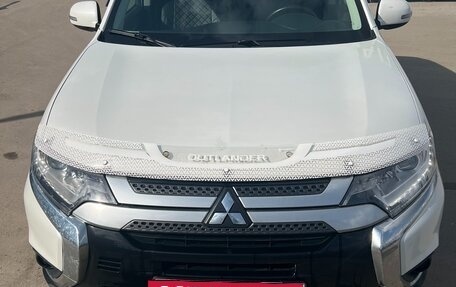 Mitsubishi Outlander III рестайлинг 3, 2018 год, 1 800 000 рублей, 13 фотография