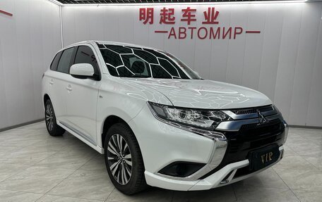 Mitsubishi Outlander III рестайлинг 3, 2022 год, 1 985 000 рублей, 2 фотография