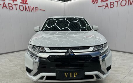 Mitsubishi Outlander III рестайлинг 3, 2022 год, 1 985 000 рублей, 3 фотография