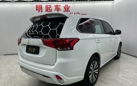 Mitsubishi Outlander III рестайлинг 3, 2022 год, 1 985 000 рублей, 4 фотография