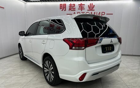 Mitsubishi Outlander III рестайлинг 3, 2022 год, 1 985 000 рублей, 5 фотография