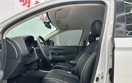 Mitsubishi Outlander III рестайлинг 3, 2022 год, 1 985 000 рублей, 7 фотография