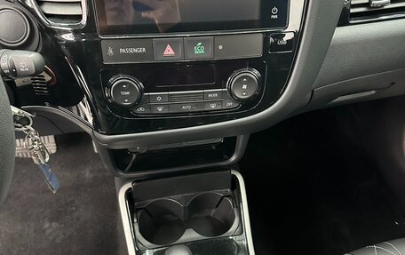 Mitsubishi Outlander III рестайлинг 3, 2022 год, 1 985 000 рублей, 12 фотография