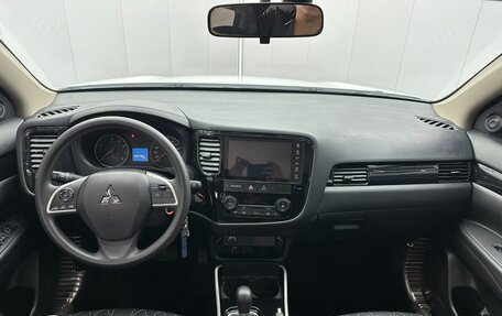 Mitsubishi Outlander III рестайлинг 3, 2022 год, 1 985 000 рублей, 10 фотография