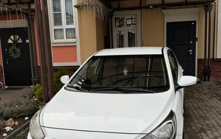 Hyundai Solaris II рестайлинг, 2011 год, 800 000 рублей, 2 фотография