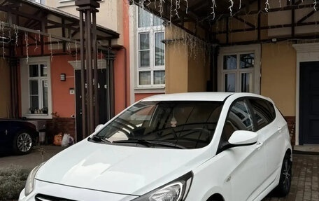 Hyundai Solaris II рестайлинг, 2011 год, 800 000 рублей, 3 фотография