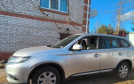 Mitsubishi Outlander III рестайлинг 3, 2015 год, 1 390 000 рублей, 5 фотография