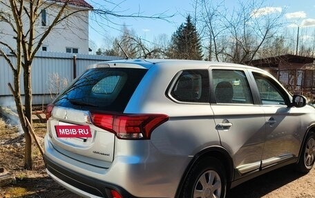 Mitsubishi Outlander III рестайлинг 3, 2015 год, 1 390 000 рублей, 2 фотография