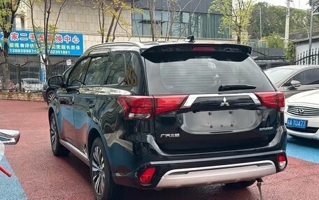 Mitsubishi Outlander III рестайлинг 3, 2021 год, 1 640 000 рублей, 6 фотография