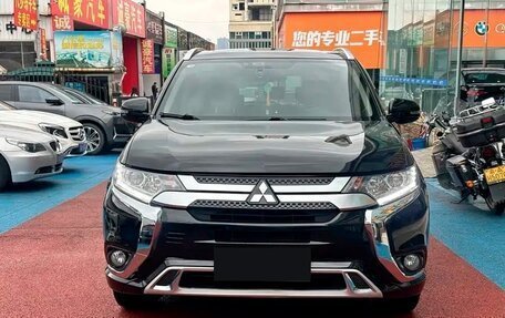 Mitsubishi Outlander III рестайлинг 3, 2021 год, 1 640 000 рублей, 2 фотография