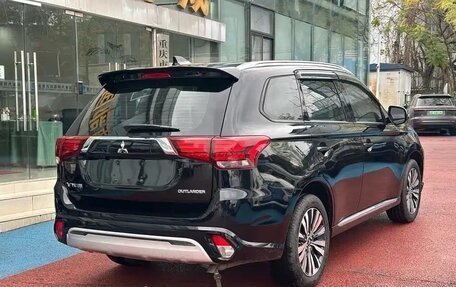 Mitsubishi Outlander III рестайлинг 3, 2021 год, 1 640 000 рублей, 4 фотография