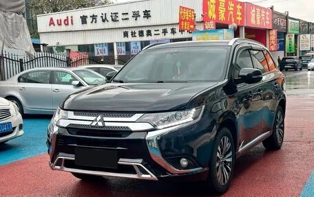 Mitsubishi Outlander III рестайлинг 3, 2021 год, 1 640 000 рублей, 3 фотография