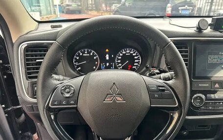 Mitsubishi Outlander III рестайлинг 3, 2021 год, 1 640 000 рублей, 10 фотография