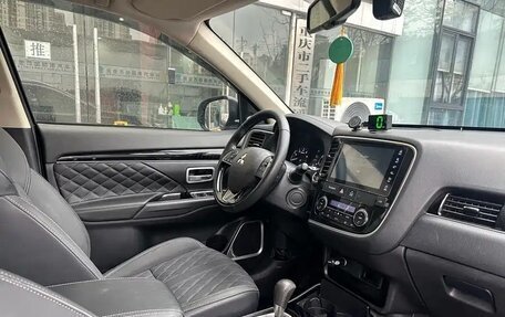 Mitsubishi Outlander III рестайлинг 3, 2021 год, 1 640 000 рублей, 14 фотография