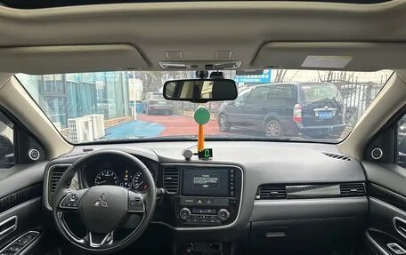 Mitsubishi Outlander III рестайлинг 3, 2021 год, 1 640 000 рублей, 8 фотография