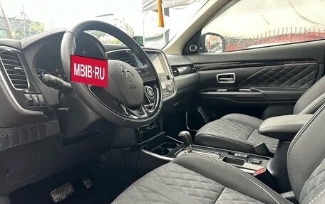 Mitsubishi Outlander III рестайлинг 3, 2021 год, 1 640 000 рублей, 12 фотография