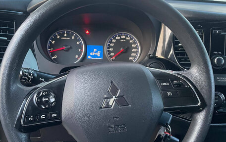 Mitsubishi Outlander III рестайлинг 3, 2017 год, 1 599 000 рублей, 16 фотография