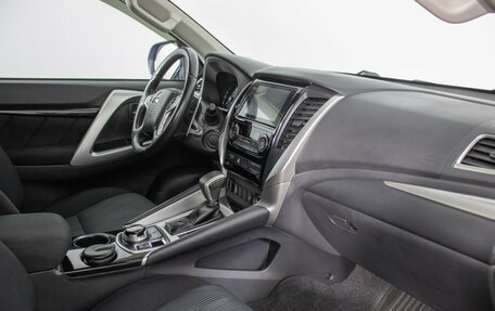 Mitsubishi Pajero Sport III рестайлинг, 2019 год, 3 190 000 рублей, 7 фотография