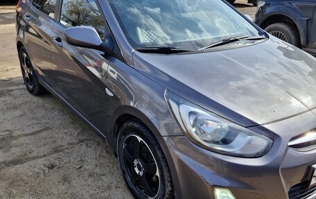 Hyundai Solaris II рестайлинг, 2012 год, 700 000 рублей, 3 фотография