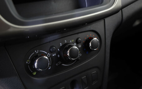 Renault Logan II, 2017 год, 799 000 рублей, 13 фотография