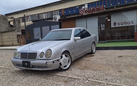 Mercedes-Benz E-Класс, 1998 год, 645 000 рублей, 1 фотография