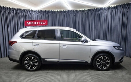 Mitsubishi Outlander III рестайлинг 3, 2018 год, 2 198 000 рублей, 4 фотография