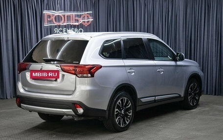 Mitsubishi Outlander III рестайлинг 3, 2018 год, 2 198 000 рублей, 5 фотография
