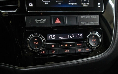 Mitsubishi Outlander III рестайлинг 3, 2018 год, 2 198 000 рублей, 18 фотография